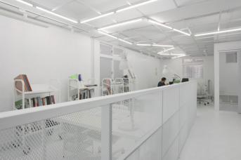 辦公室裝修:建筑人的實(shí)驗(yàn)精神，將18坪新創(chuàng)辦公室變身白色幻境！